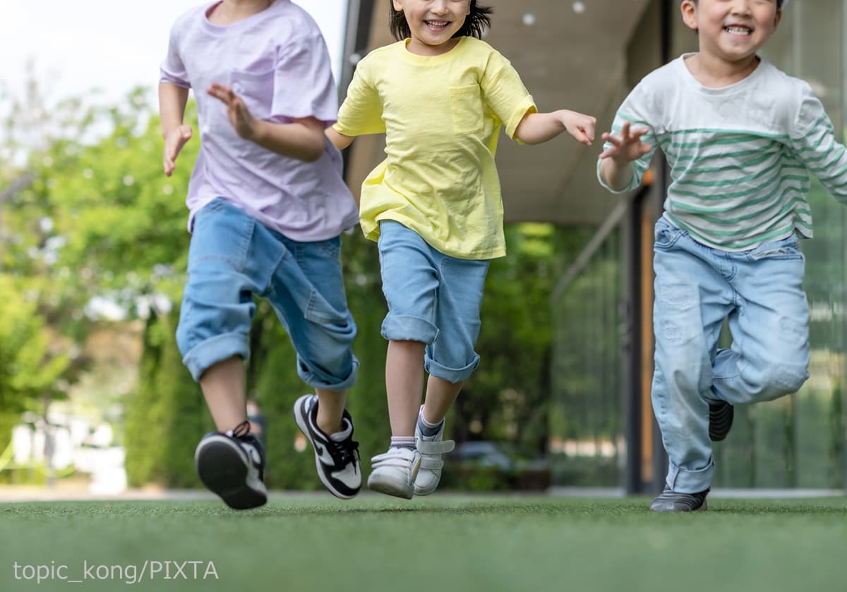 走る子どもたち