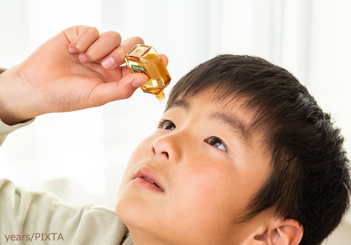 目薬をさす子ども