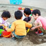 砂場で遊ぶ子どもたち