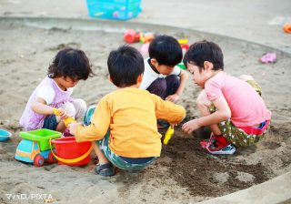 「友だちを噛んじゃう」「まだ話さない」1歳児の親の悩み…上手な向き合い方とは？