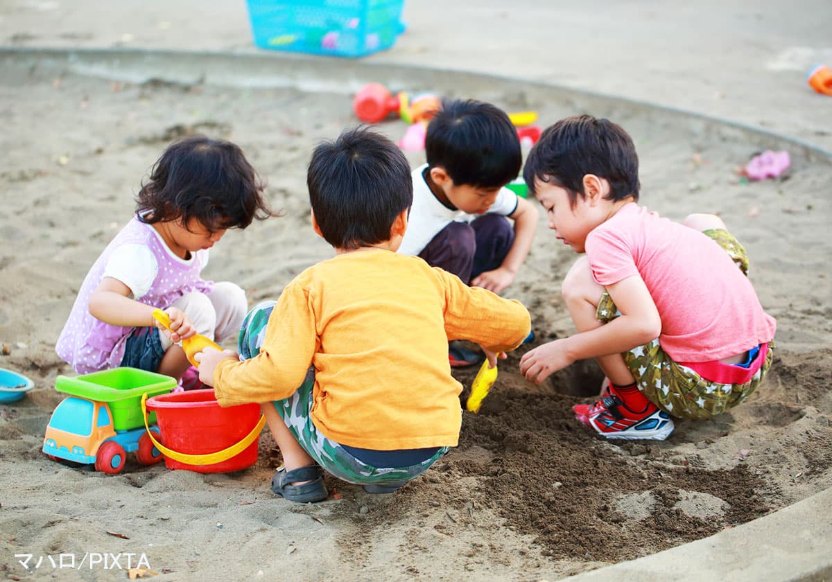 砂場で遊ぶ子どもたち