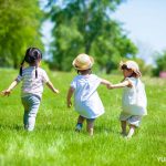 遊んでいる3人の子ども