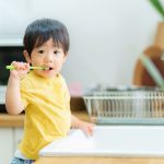 歯磨きをする男の子