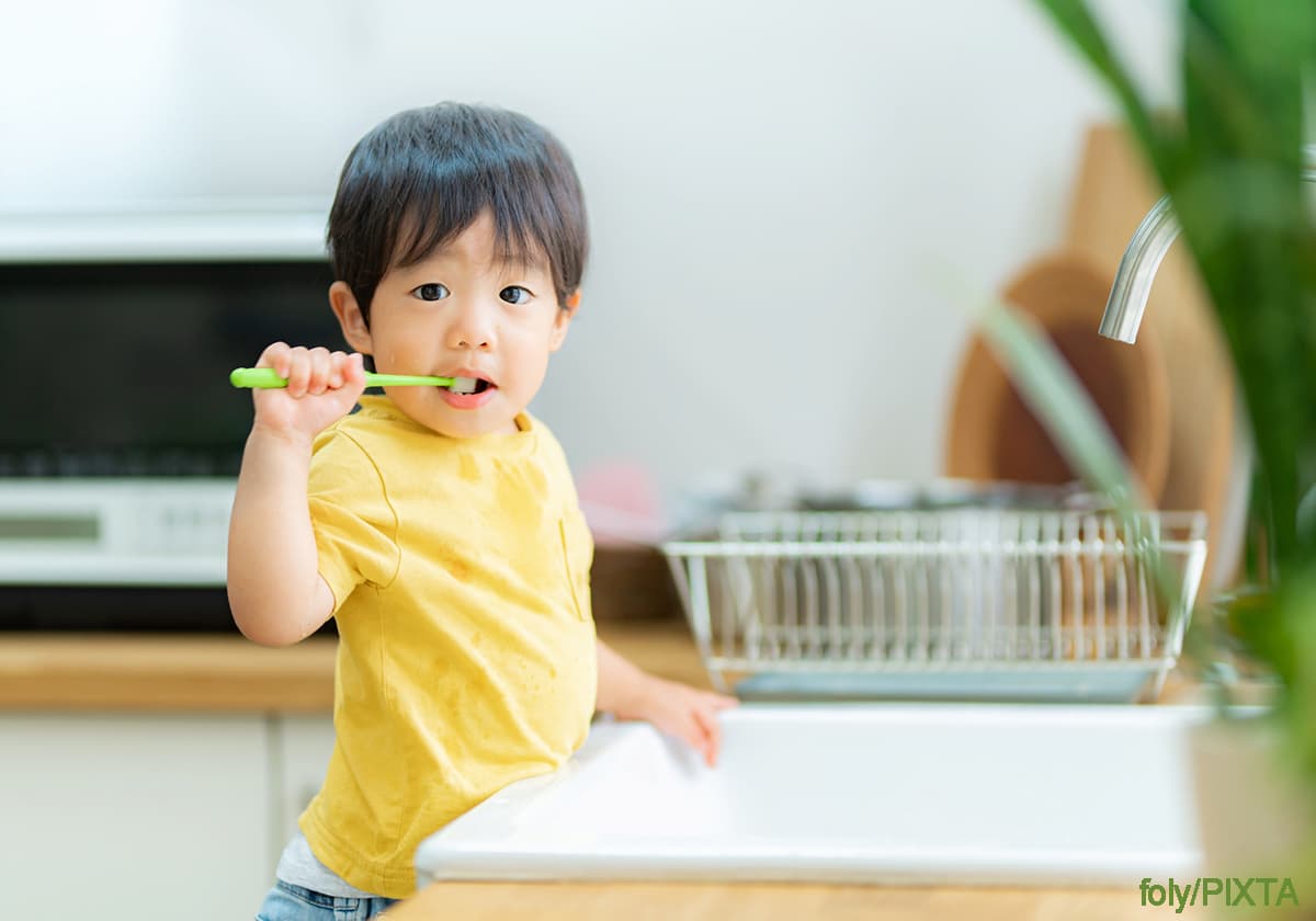 歯磨きをする男の子