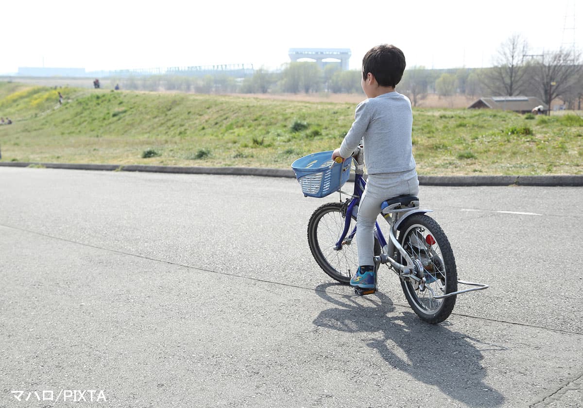 自転車に乗る年長の男の子