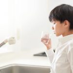 水を飲む男の子