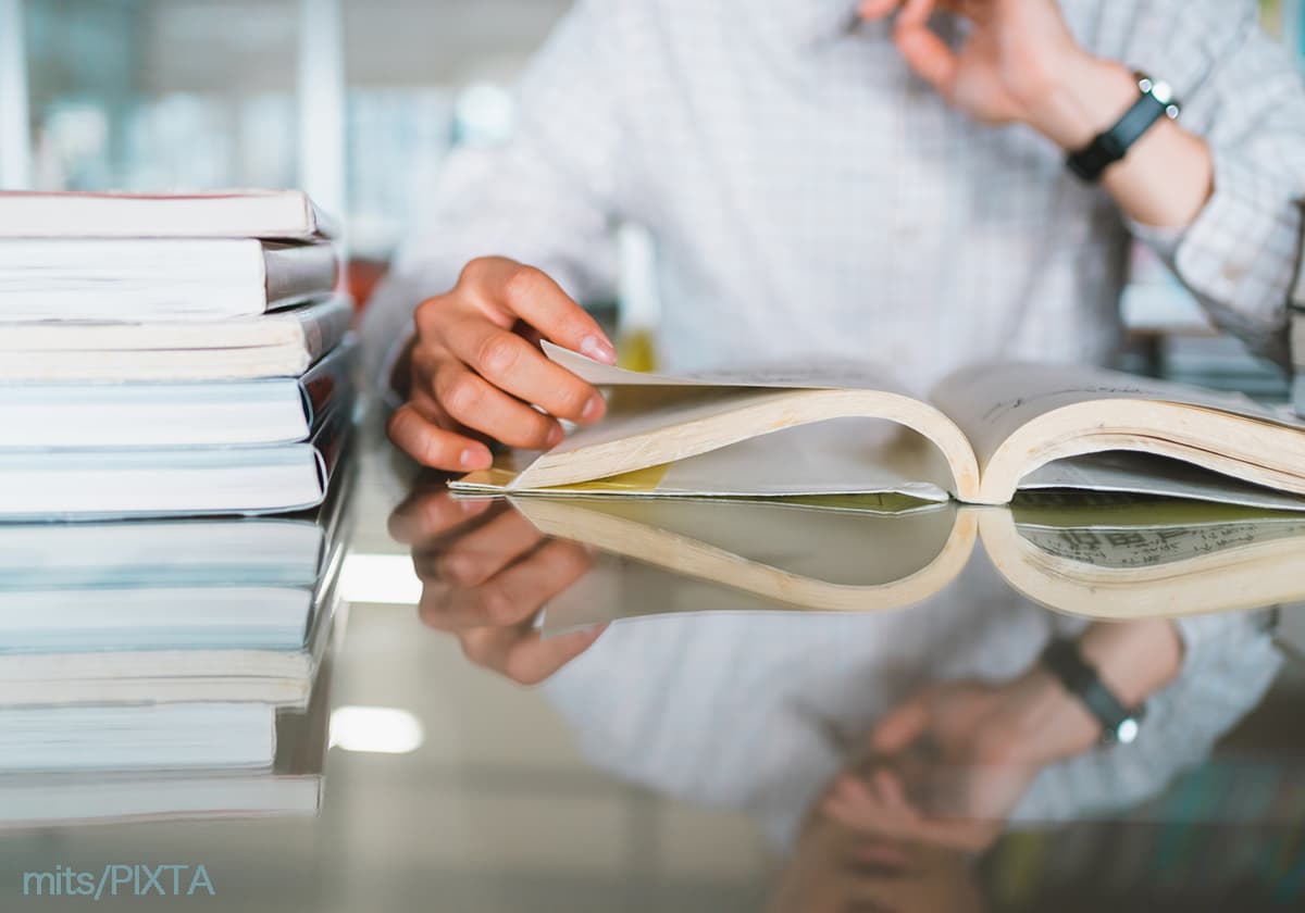 図書館で勉強する大学生のイメージ