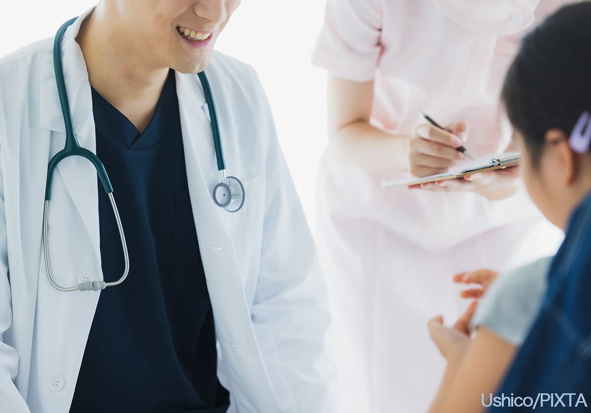 病院で医師の診察を受ける子ども