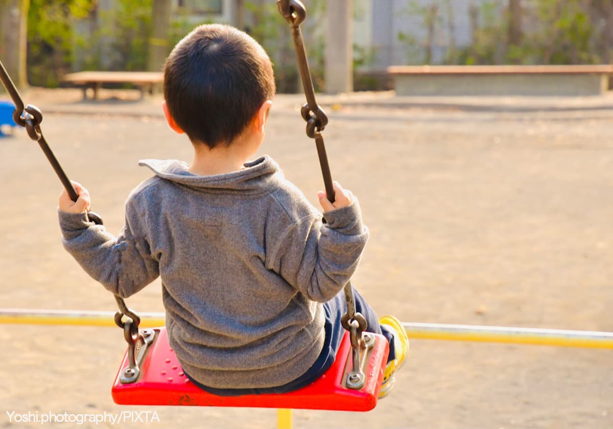 ブランコに乗る子ども