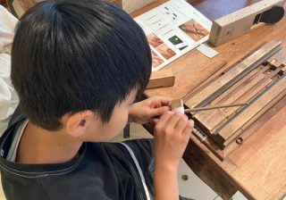 海外旅行客の間でバズり中！ 銀座の「箸づくり体験」に８歳と挑戦してみた