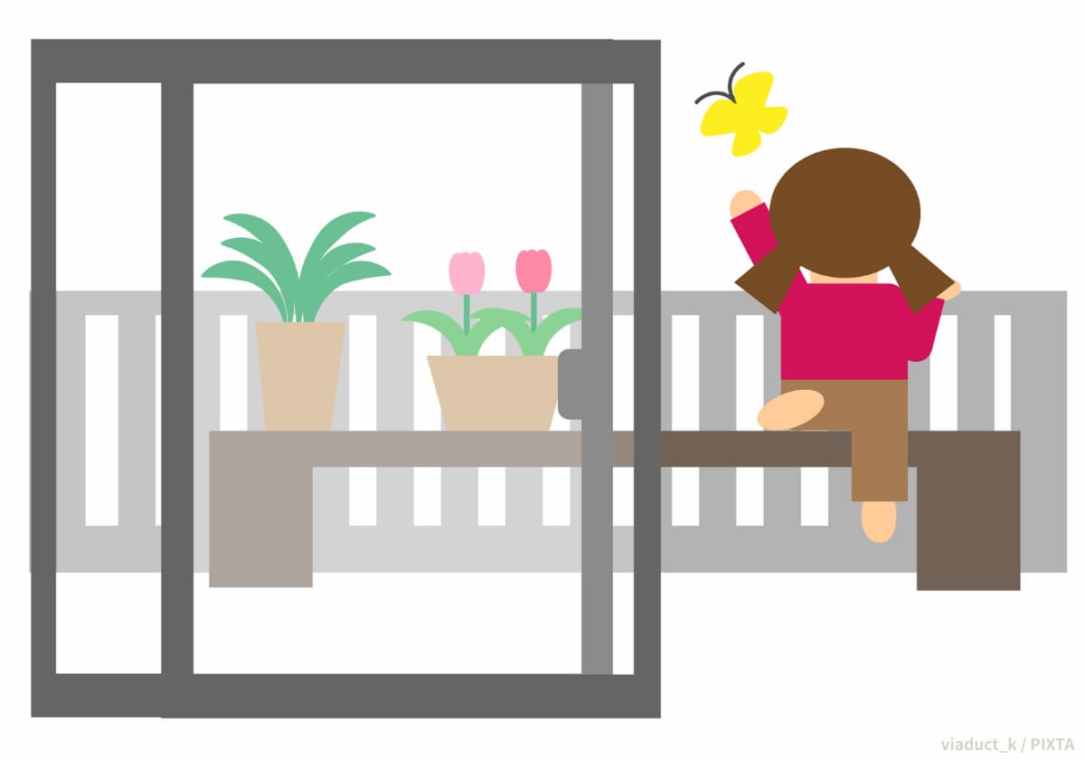 ベランダから転落しそうな女の子のイラスト