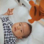 メリーを眺める赤ちゃん