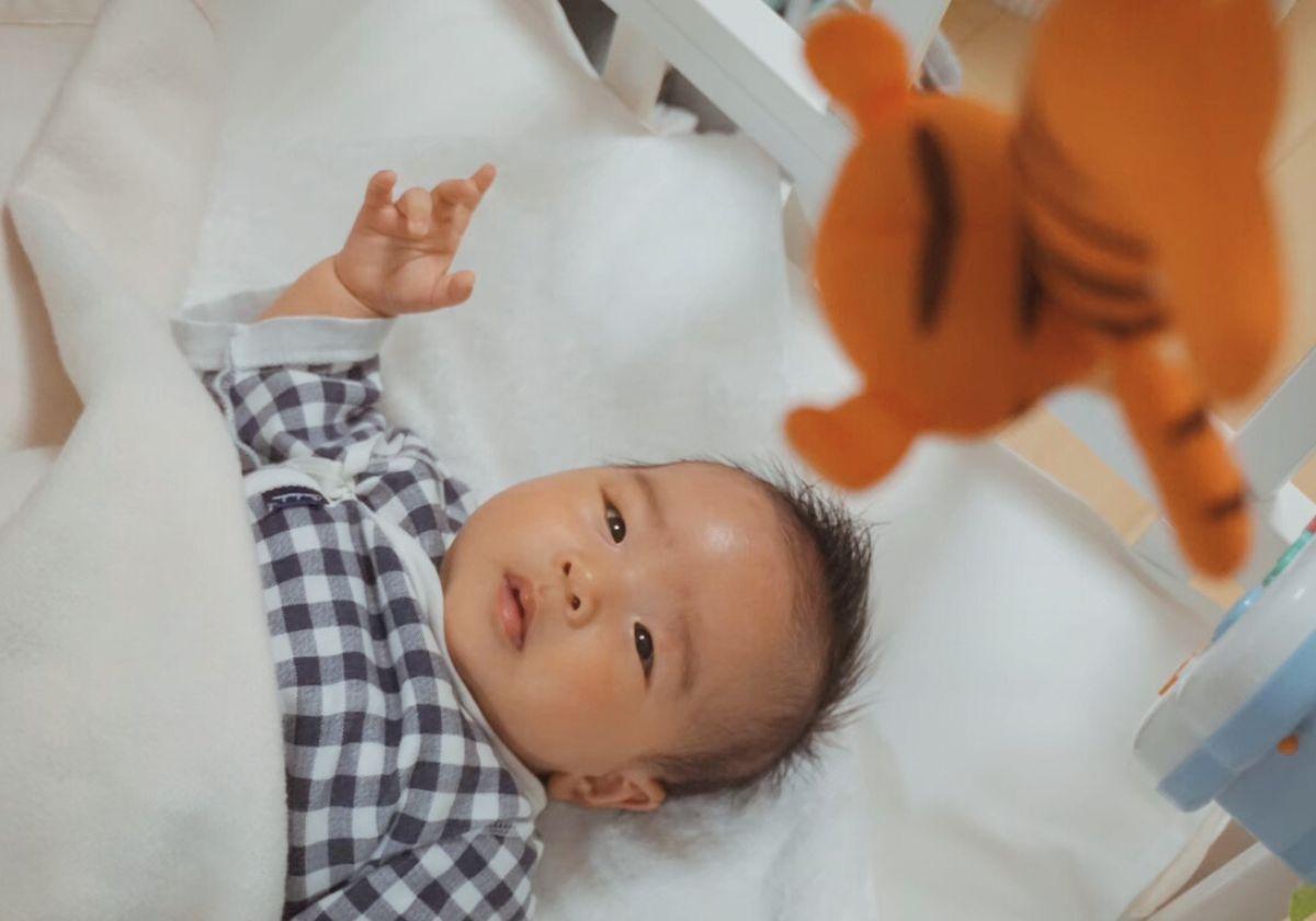 メリーを眺める赤ちゃん