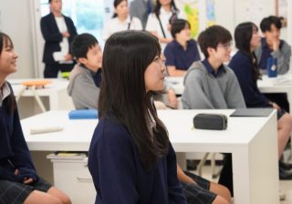 ママパパの“困りごと“再現した生成AI動画に、中学生は何を思った？ピジョンの「赤ちゃんを知る授業」レポ