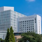 四谷駅前の上智大学