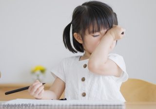 くしゃみ、鼻水、目がかゆい…でも花粉症じゃない！ 　医師が解説する子どもの「寒暖差アレルギー」対策