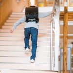 階段を上がる小学生の男の子