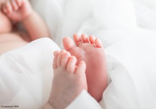 「ママじゃないと寝ない！」を卒業　生後3か月から始めたい、家族で回すねんねルーティン