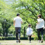公園をランニングする親子