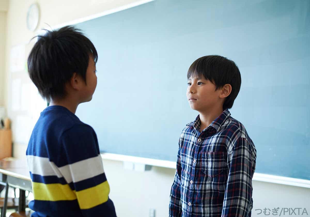 睨み合う小学生の男の子