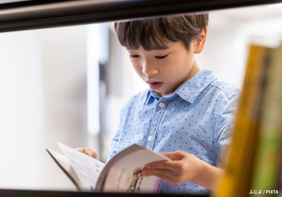 図書館で読書する男の子