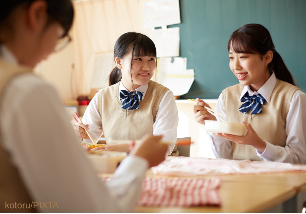 学校で昼食を食べる中学生・高校生のイメージ