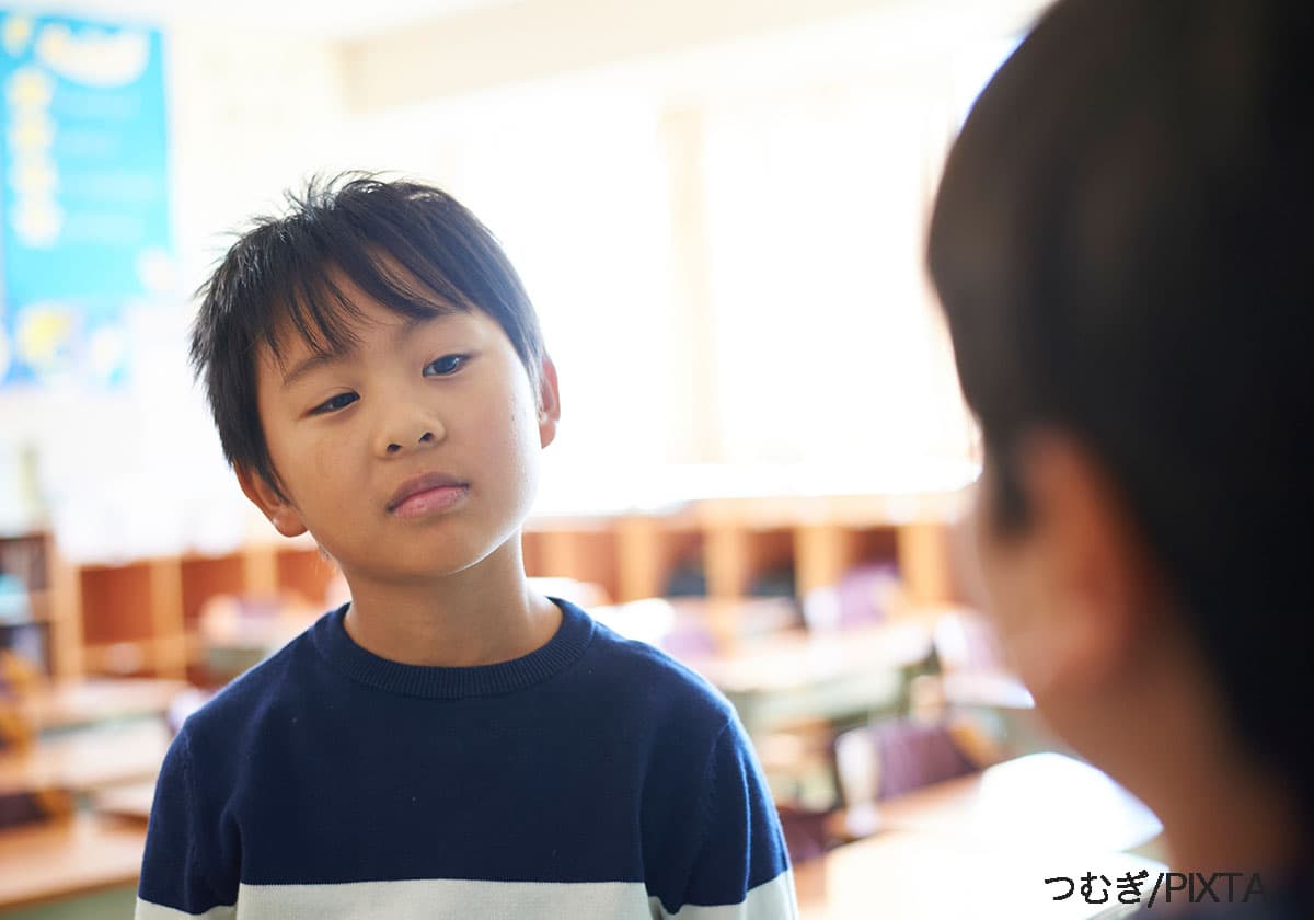 ふてぶてしい表情でケンカ寸前の小学生男子