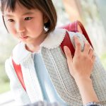 不安そうな小学生の女の子