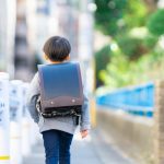 登校・下校中の小学生男子のイメージ