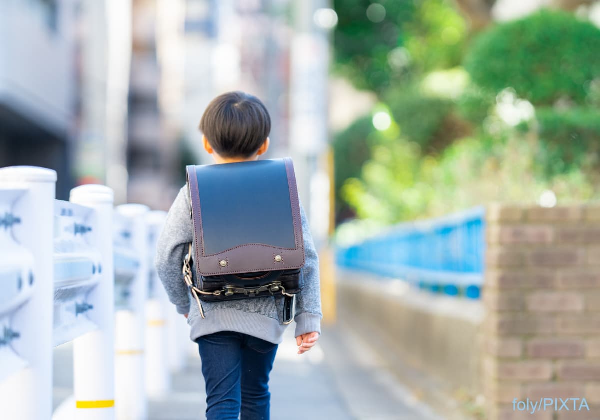 登校下校中の小学生の後ろ姿