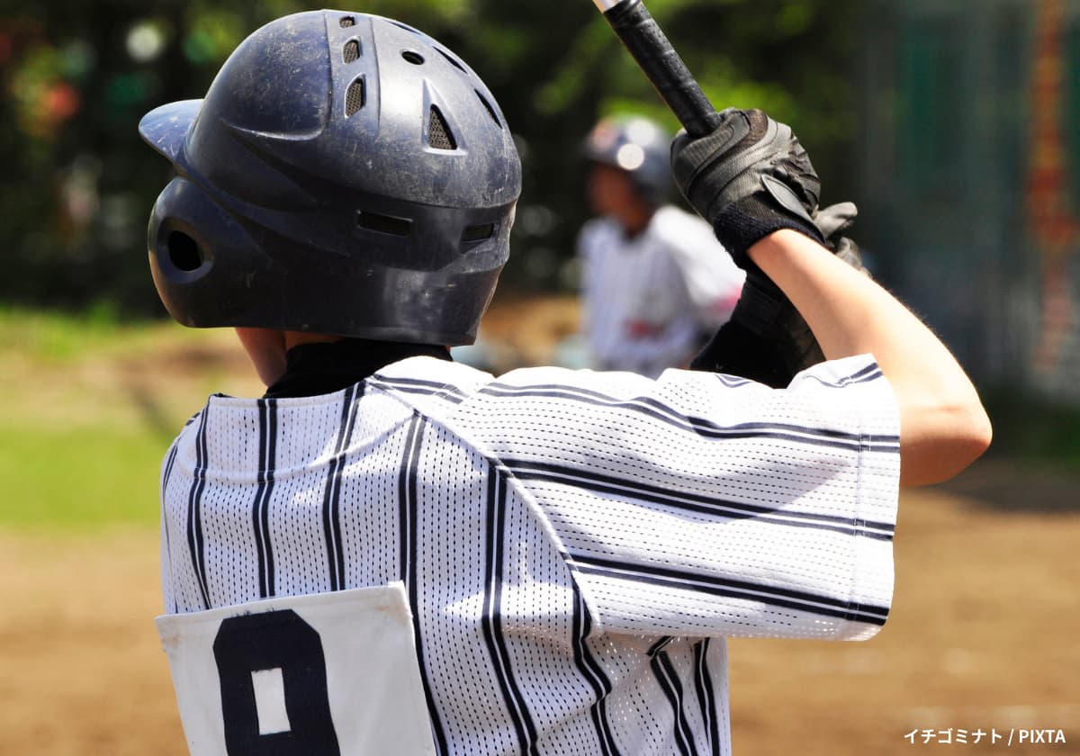 野球をするバッターの小学生・中学生