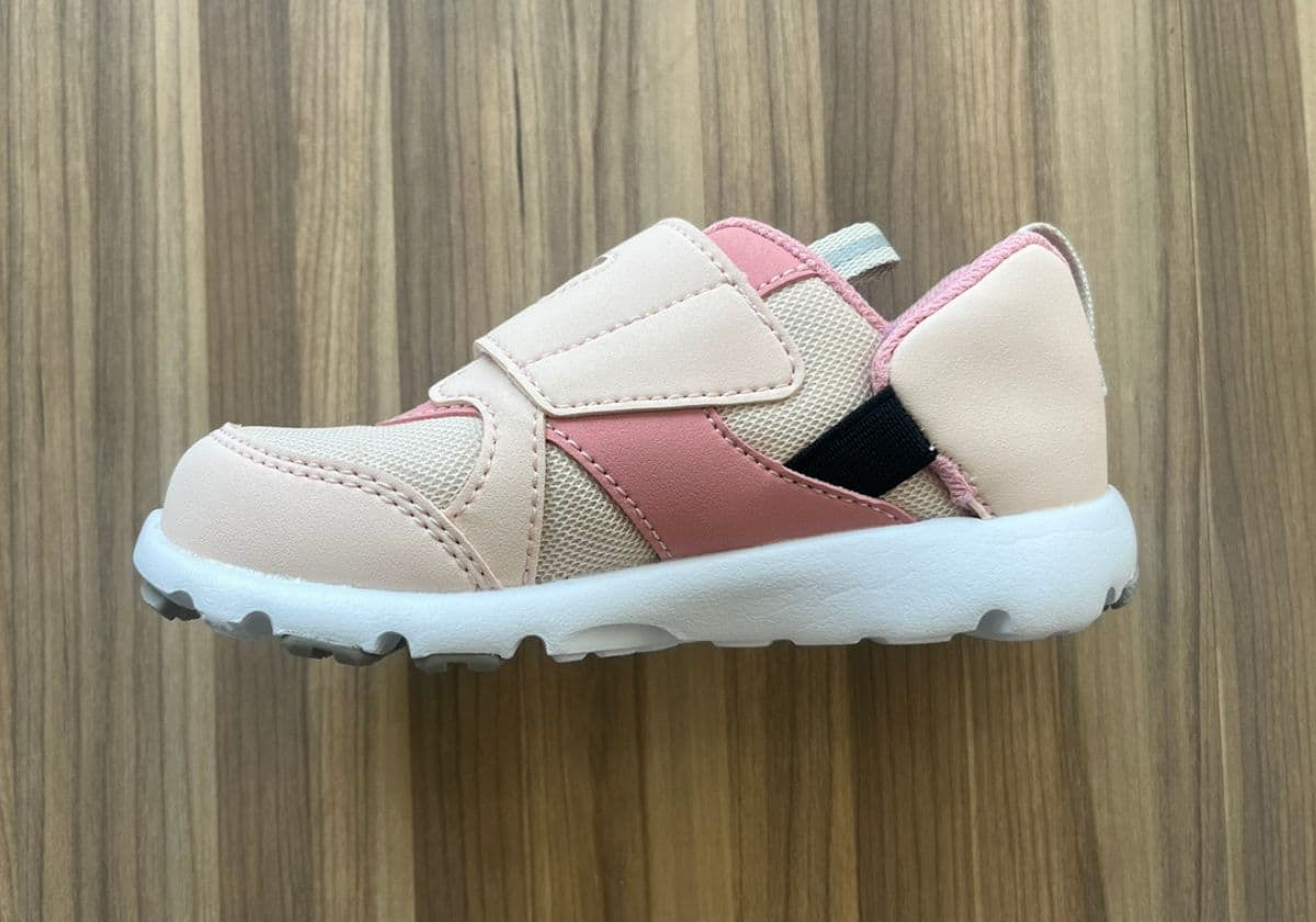 瞬足 足育シリーズの「パカッとスリットモデル」