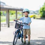 自転車で公園に来た小学生の男の子