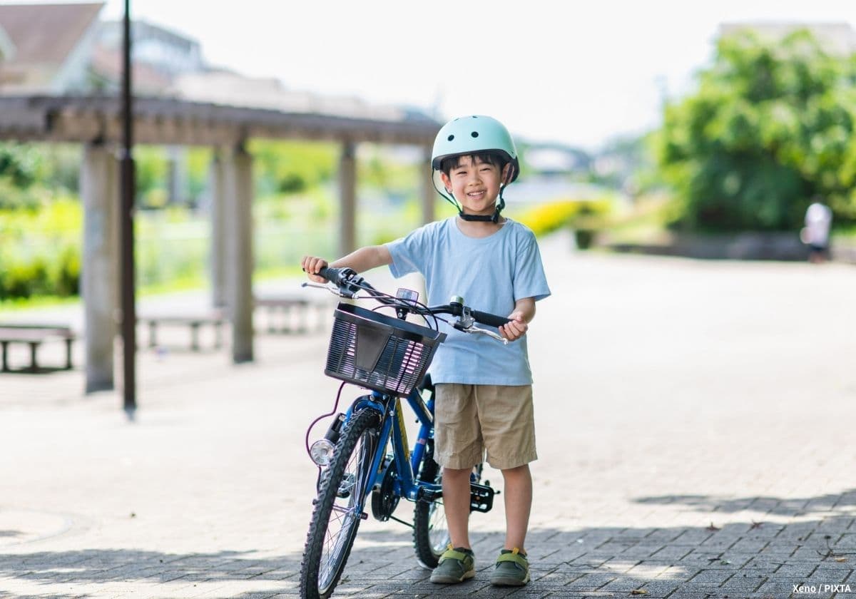 自転車で公園に来た小学生の男の子