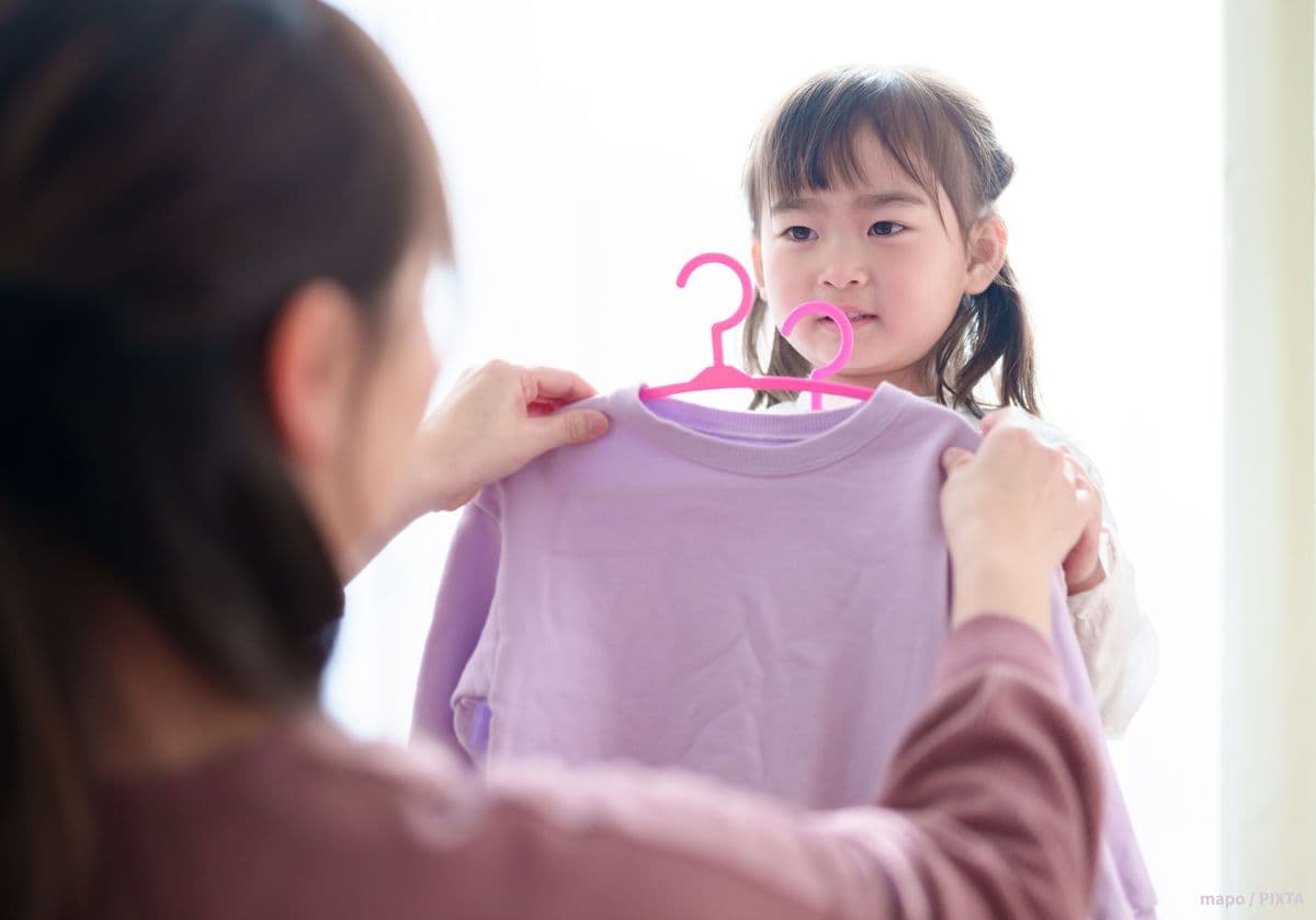 服を選ぶ女の子