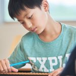 「伸びる子は教室に入った瞬間わかる」そろばんの先生が指摘する、親の距離感と子どもの成長の関係性
