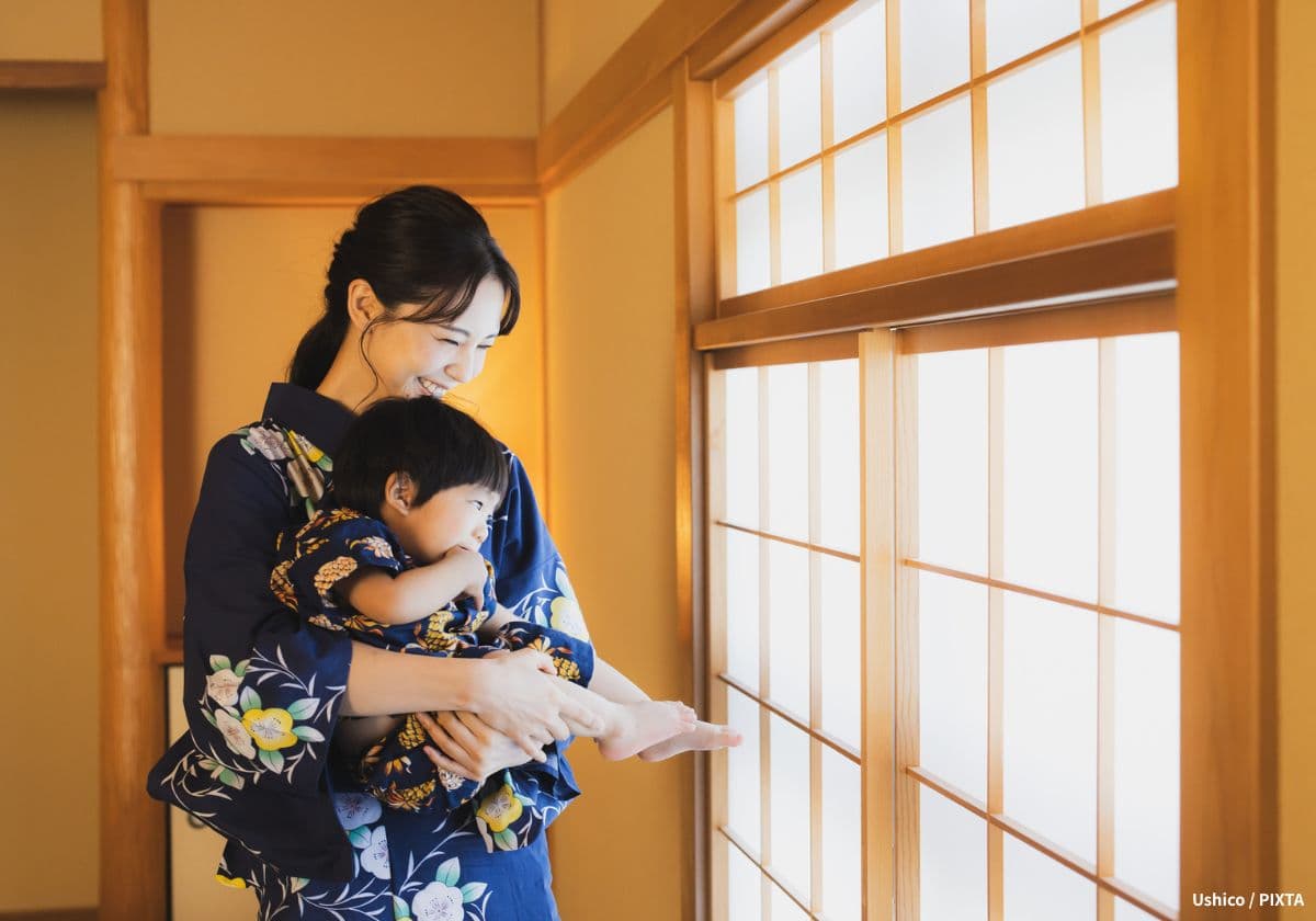 家族旅行で旅館に泊まるママと男の子