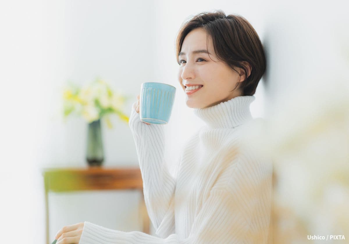 マグカップを片手に休むママ