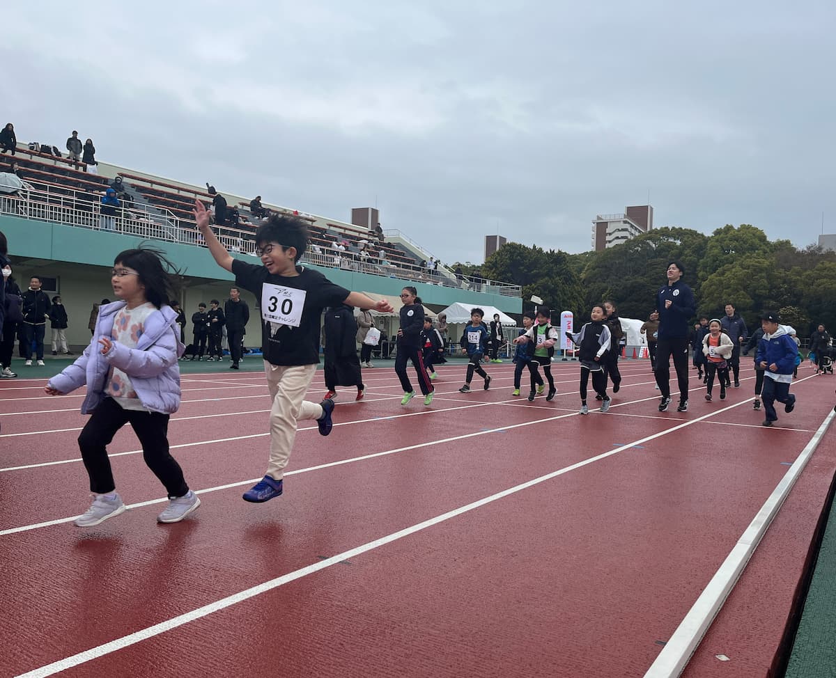 小雨の中330人の小学生が激走！速く走りたい子が集う熱血イベント「瞬足チャレンジ」潜入レポの画像2