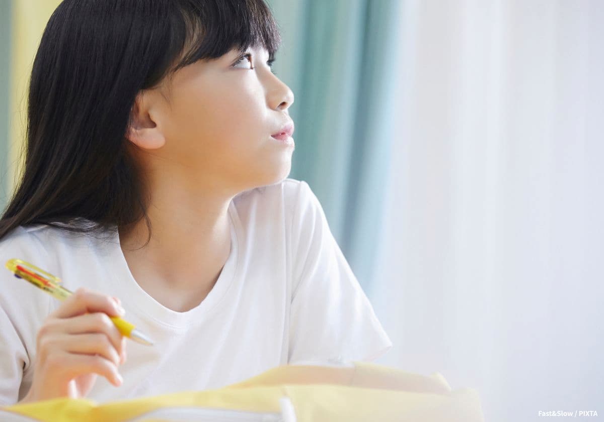 授業に集中できない小学生の女の子