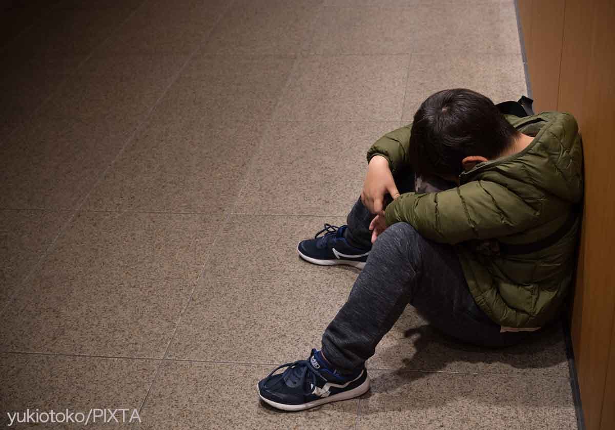 座り込み落ち込む小学生らしき子