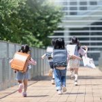 登校下校中の小学生のイメージ