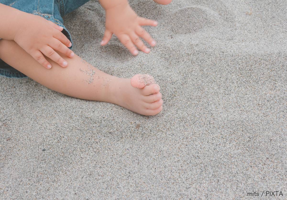 『子どもと海あそび』より