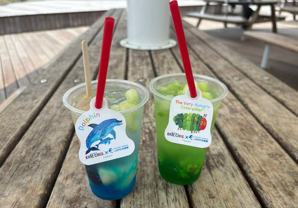 左から、イルカ親子のお散歩ソーダ、お腹いっぱい ふとっちょあおむしソーダ