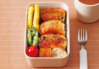 【夏休みの学童弁当】薄切り豚肉でラクに作れる！子どもが喜ぶ「お好み焼き」「肉巻き酢飯おにぎり」