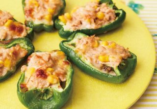 種もヘタもそのままでOK！ ピーマンのツナコーンチーズ焼き