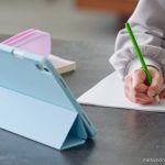 タブレットを見ながら勉強する女の子