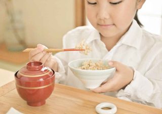 矯正箸、長く使うと逆効果に？ 脳を育てる「箸の練習」3ステップ