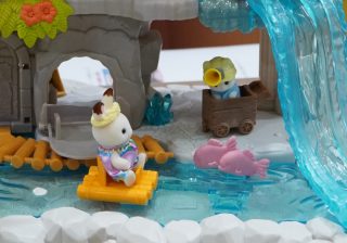 「今のシルバニアってこんなにスリリングなの!?」小1シルバニアマニアの母がおもちゃショーで目撃した「どきどきアドベンチャーマウンテン」