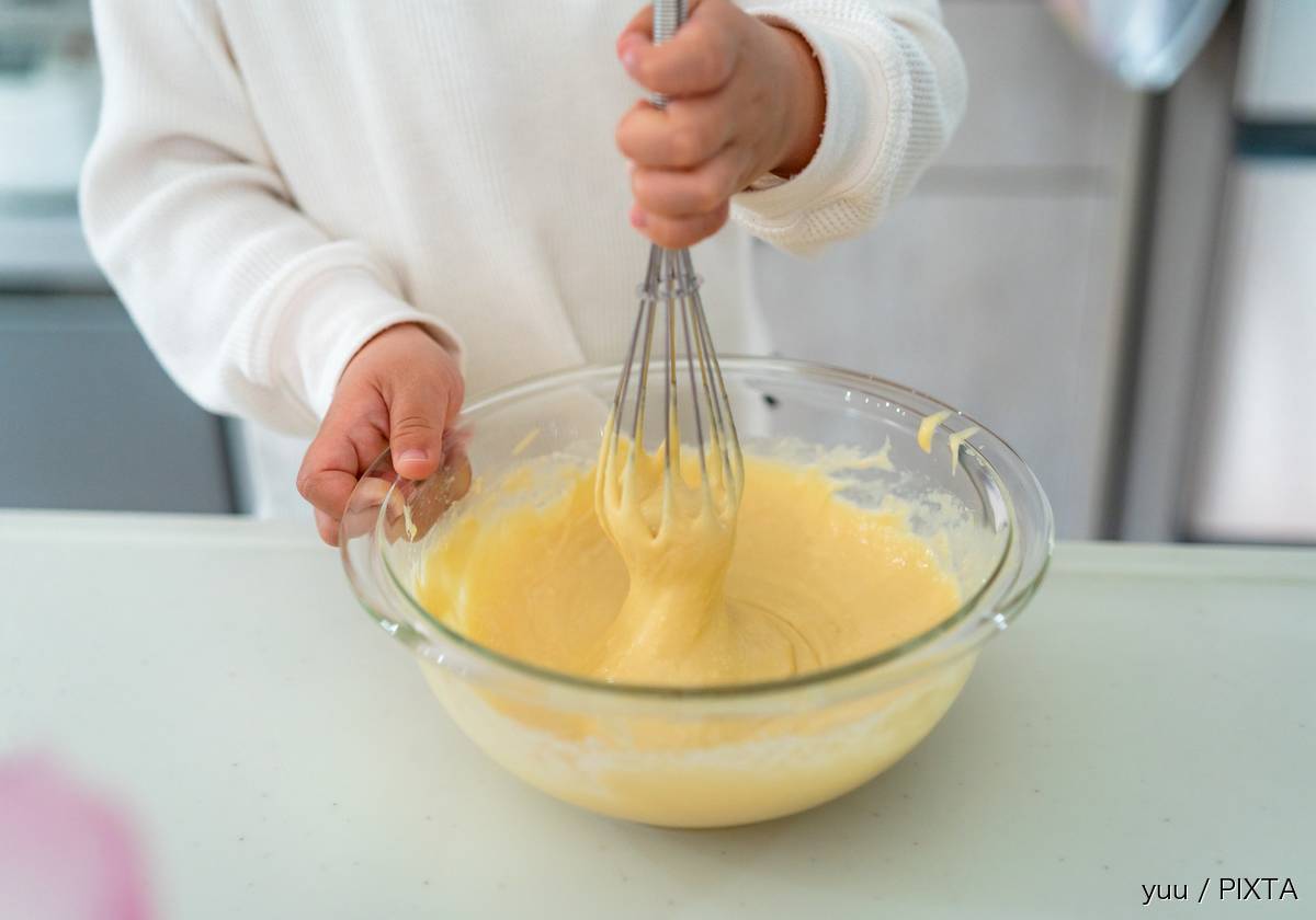 キッチンでお菓子作りをする親子